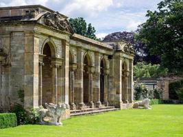 hever, kent, uk, 2016. vista della loggia in riva al lago al castello di hever foto