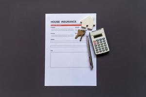 modulo assicurazione casa con modello e documento di polizza foto