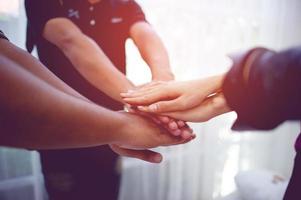 le mani del lavoro di squadra si uniscono al potere è una buona squadra di persone di successo concetto di lavoro di squadra foto