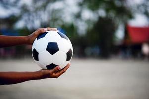 l'immagine ritagliata di giocatori sportivi che prendono la palla e il campo di calcio. concetto di immagine sportiva. foto