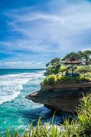 vista panoramica della zona turistica della spiaggia di batu hiu, pangandaran - indonesia foto