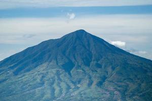 lo scenario naturale delle montagne in Indonesia. paesaggio di montagna indonesiano foto