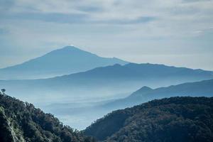 lo scenario naturale delle montagne in Indonesia. paesaggio di montagna indonesiano foto