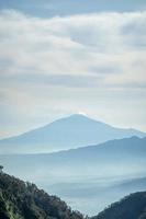 lo scenario naturale delle montagne in Indonesia. paesaggio di montagna indonesiano foto