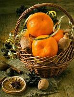 mandarini e spezie su uno sfondo di legno foto