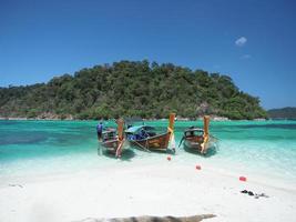 satun, tailandia, 2020 - barche da pesca per turisti ormeggiate in varie isole. intorno a Koh Lipe foto