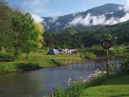 nan, tailandia, 2021 - vista sulle montagne al villaggio filato durante la mattina. foto