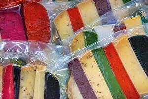 formaggio preferito dai colori vivaci avvolto per la vendita in un mercato. foto