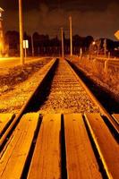 binari ferroviari di notte foto