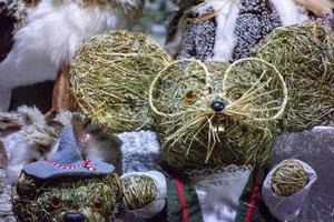 topo di paglia in vendita in uno dei tanti mercatini di natale a vienna, austria, 11 dicembre 2019. foto