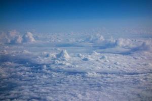 soffici nuvole bianche in un cielo blu brillante foto