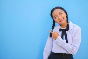 ragazza della scuola su sfondo blu. foto