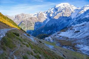 vista panoramica strada al passo dello stelvio italia. foto