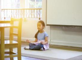 il bambino fa meditazione foto