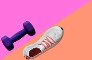 drumbell e scarpa sportiva o sneaker per il fitness foto