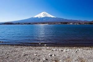 scenario bellissimo paesaggio della montagna fuji e del lago kawaguchi ad aprile. Giappone. foto