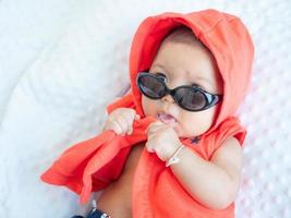la neonata asiatica si veste con graziosi abiti alla moda per neonati foto