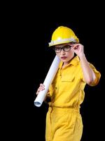 una bella donna con l'uniforme gialla del tecnico tiene in mano un progetto foto