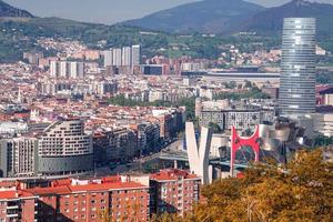 paesaggio urbano dalla città di bilbao, spagna, destinazione di viaggio foto