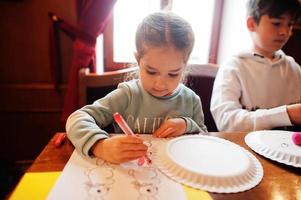 preparazione al concetto di pasqua. coniglietto di disegno della bambina. foto