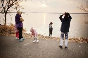 madre con bambini in riva al lago. foto