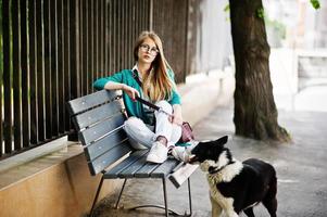 ragazza alla moda con cane husky laika foto