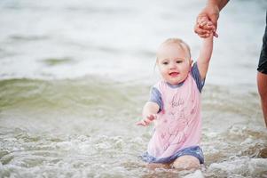 vacanze estive. genitori e persone attività all'aperto con i bambini. buone vacanze in famiglia. padre con la figlia in mare. foto