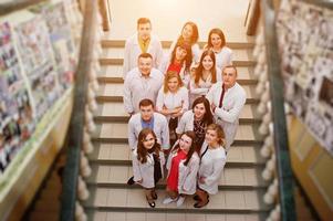 gruppo di giovani medici in camice bianco in posa in ospedale. foto