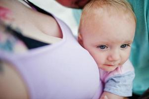 vacanze estive. genitori e persone attività all'aperto con i bambini. buone vacanze in famiglia. padre, madre incinta, figlia sulla spiaggia di sabbia del mare. foto