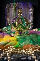 torta del re con la corona circondata dal primo piano delle perle di mardi gras foto