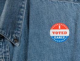 abbigliamento da lavoro in denim blu con l'adesivo che ho votato in anticipo foto