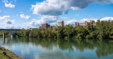 panorama della città di fairmont nella virginia occidentale tratto dal parco palantino foto