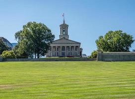 guarda su per la collina fino all'edificio del Campidoglio a nashville, Tennessee foto