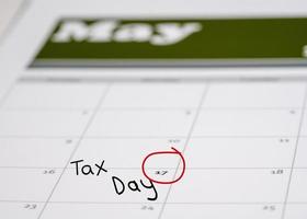 concetto di giorno delle tasse per il 17 maggio 2021 utilizzando calendario e nota foto