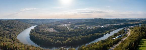 panorama aereo di morgantown nella Virginia occidentale con la zona industriale foto
