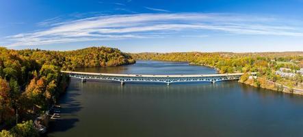 panorama aereo dei colori autunnali su cheat lake morgantown, wv con ponte i68 foto