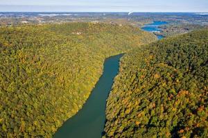 stretta gola del fiume cheat che guarda verso il lago nella Virginia occidentale con i colori dell'autunno foto