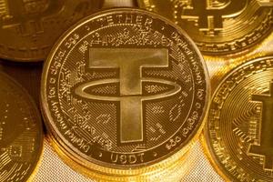 concetto di moneta tether utilizzato come modo per scambiare bitcoin e altre monete alternative foto