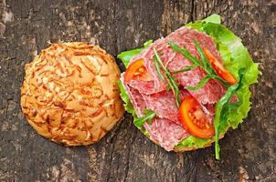 panino con salame, lattuga, pomodoro e rucola foto