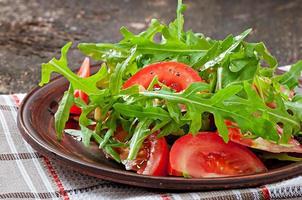 insalata con rucola, pomodori e pinoli foto