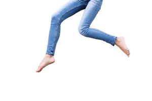 gambe femminili in jeans blu moda isolati su bianco. vista dall'alto e spazio di copia. foto