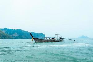 viaggi, mare e montagne rocciose in Thailandia foto