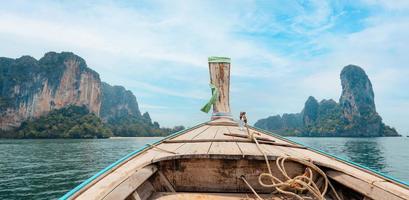 viaggi, mare e montagne rocciose in Thailandia foto