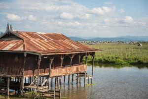 il tempio galleggiante nel lago inle, uno dei luoghi di attrazione più turistici del myanmar. foto