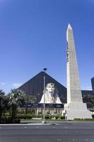 las vegas, nv, stati uniti d'america, 30 agosto 2017, la facciata dell'architettura del casinò luxor e dell'hotel presenta molte delle icone dell'egitto a las vegas foto