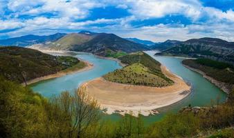 i meravigliosi meandri del fiume arda vicino a kardzhali, in bulgaria foto