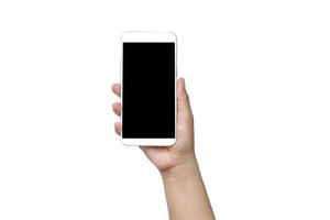 mano che tiene uno smartphone su uno schermo nero isolato su sfondo bianco con il tracciato di ritaglio.