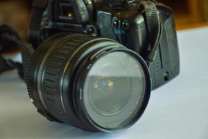 obiettivo e fotocamera su sfondo bianco luce soffusa foto