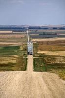 elevatore del grano spostato lungo la strada di campagna del saskatchewan foto