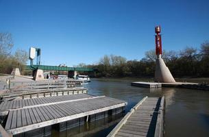 attracchi per barche sul fiume rosso a winnipeg foto